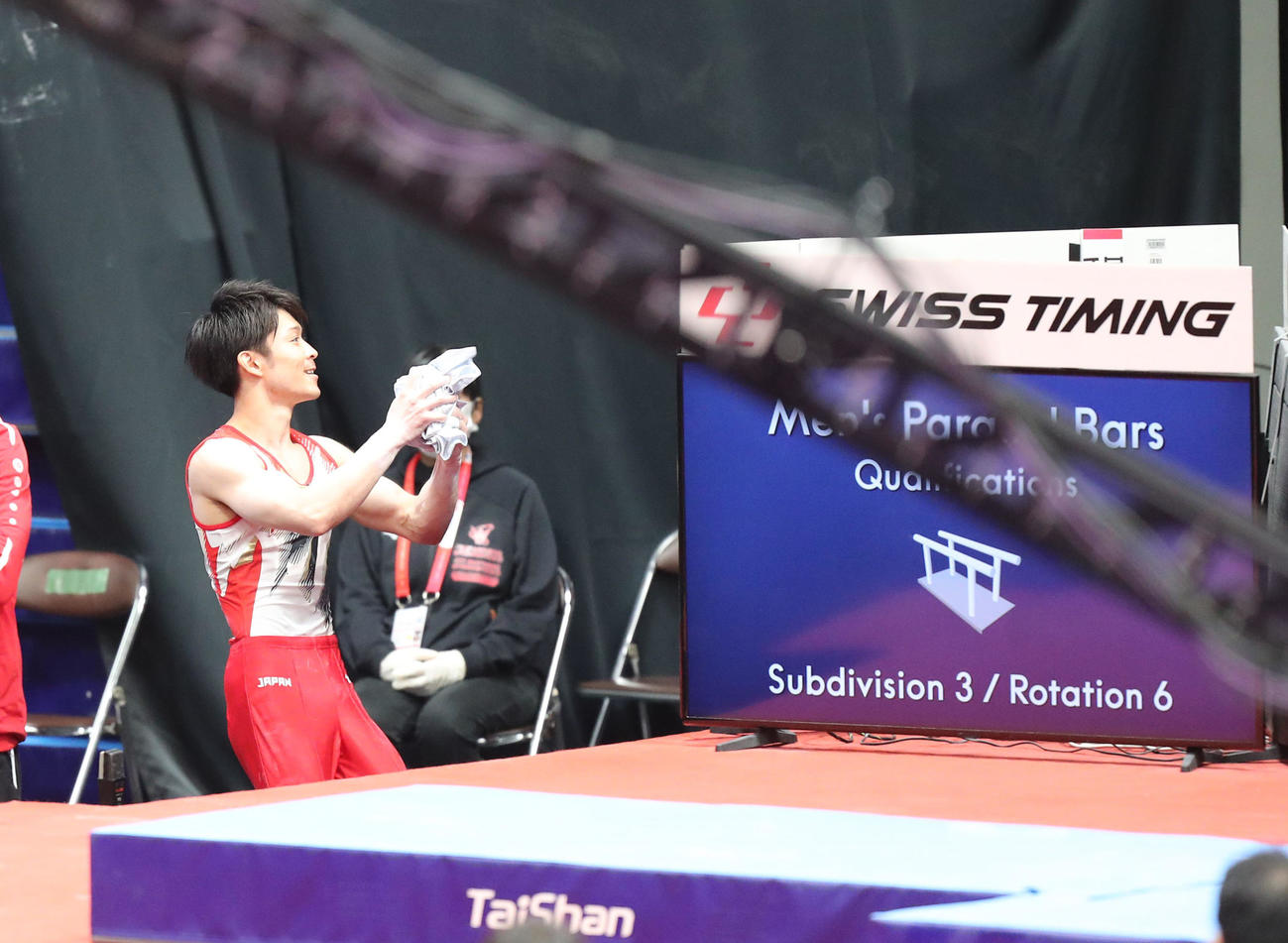 体操男子団体予選　演技を終えた内村航平は客席にプレゼントを投げ込む（撮影・梅根麻紀）
