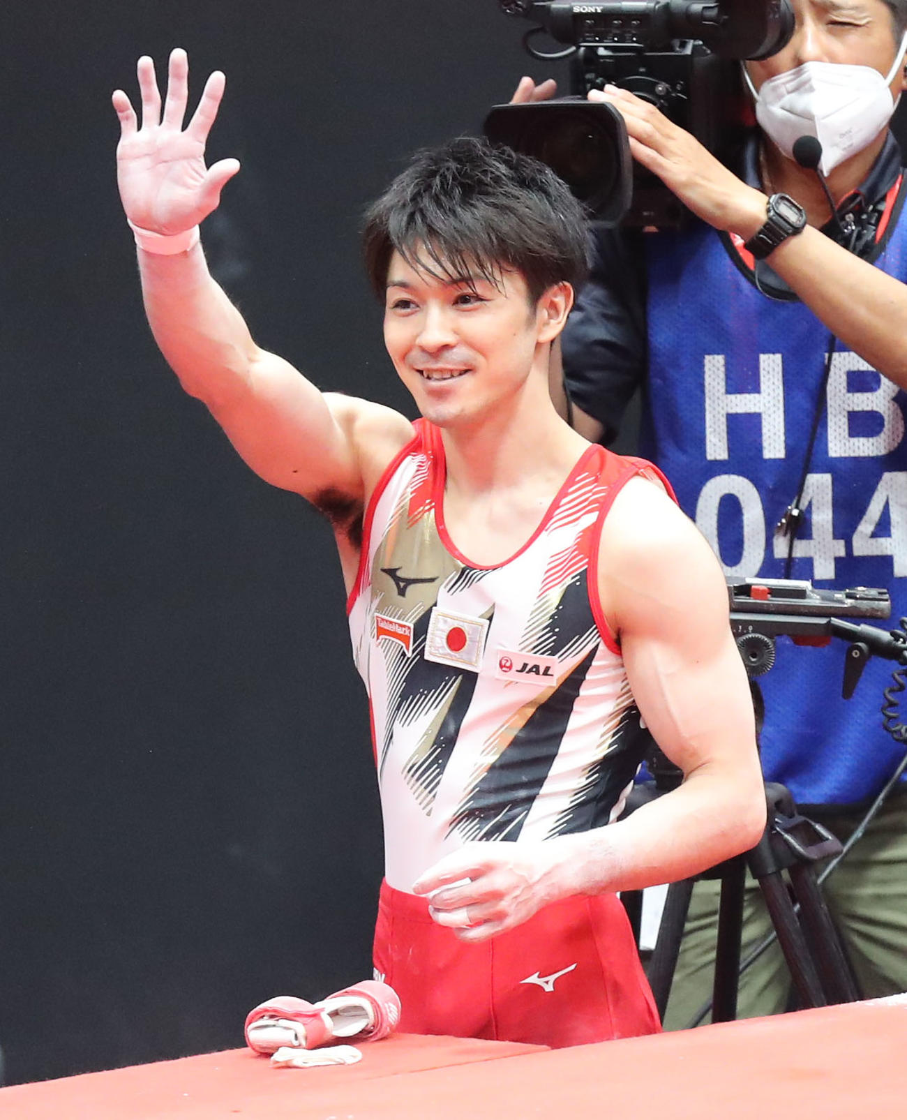 体操男子団体予選　鉄棒で演技し見事着地を決めた内村航平は笑顔を見せる（撮影・梅根麻紀）