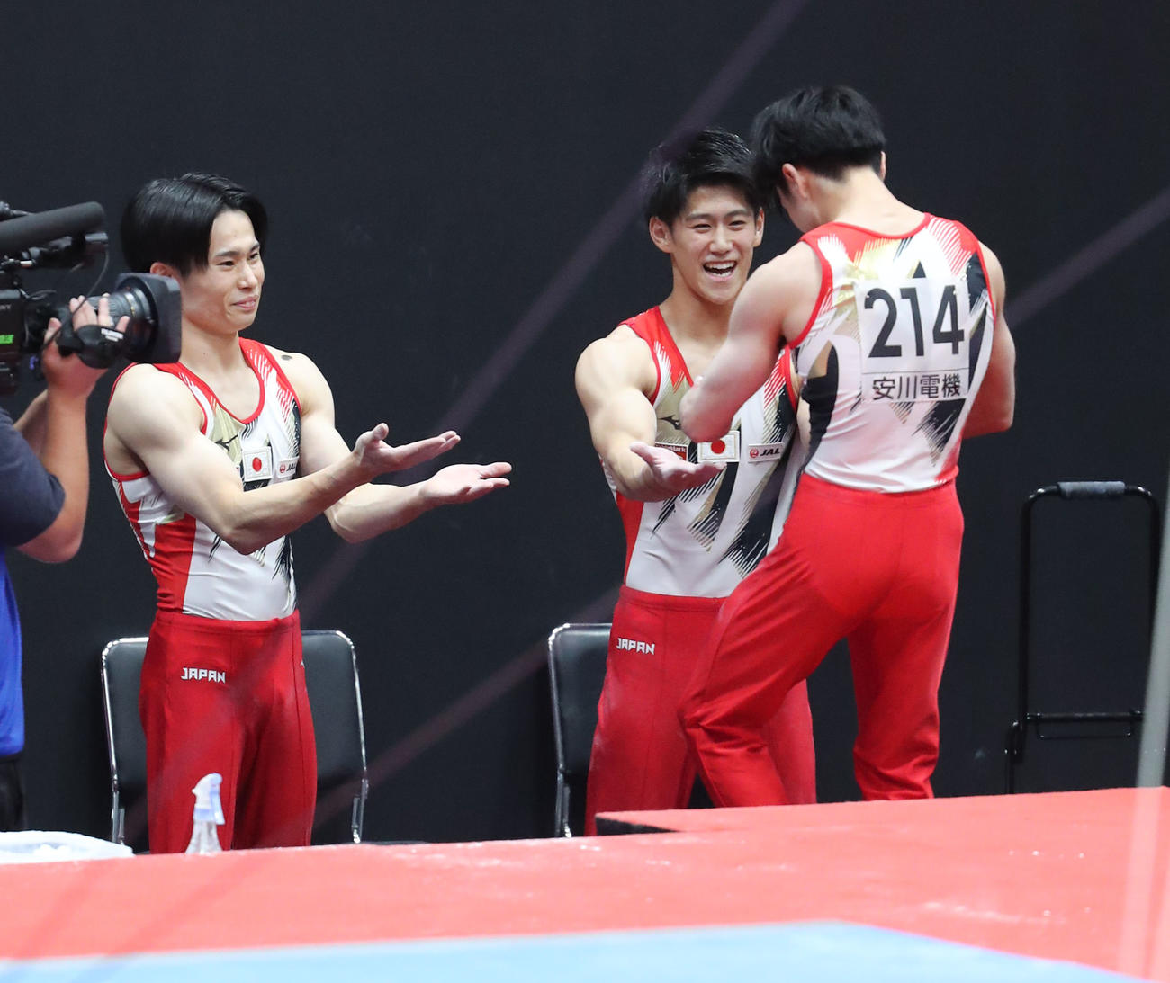 体操男子団体予選　演技を終えた内村航平を迎える左から萱和磨と橋本大輝（撮影・梅根麻紀）
