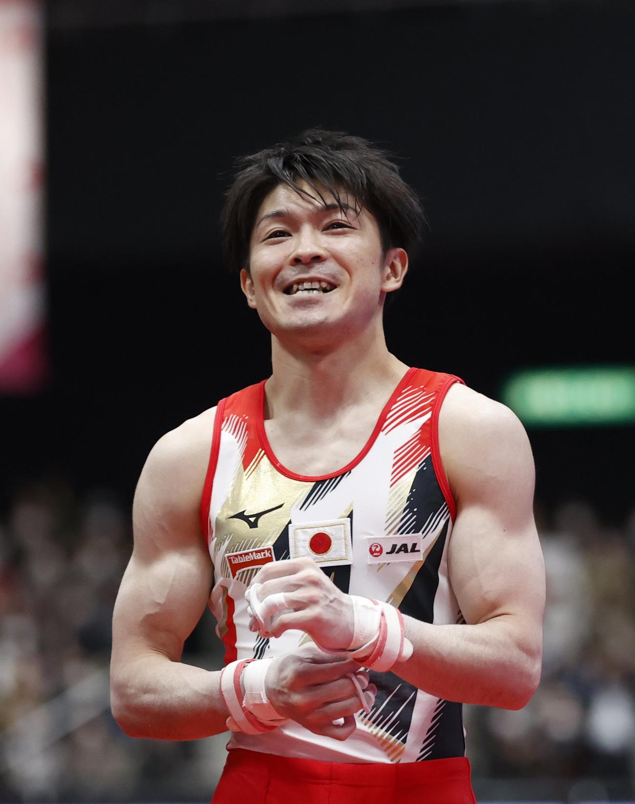 鉄棒の演技を終え笑顔を見せる内村（代表撮影）
