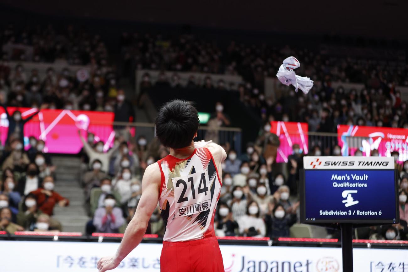 鉄棒の予選を終え、客席に向かってサイン入りのTシャツを投げこむ内村（代表撮影）