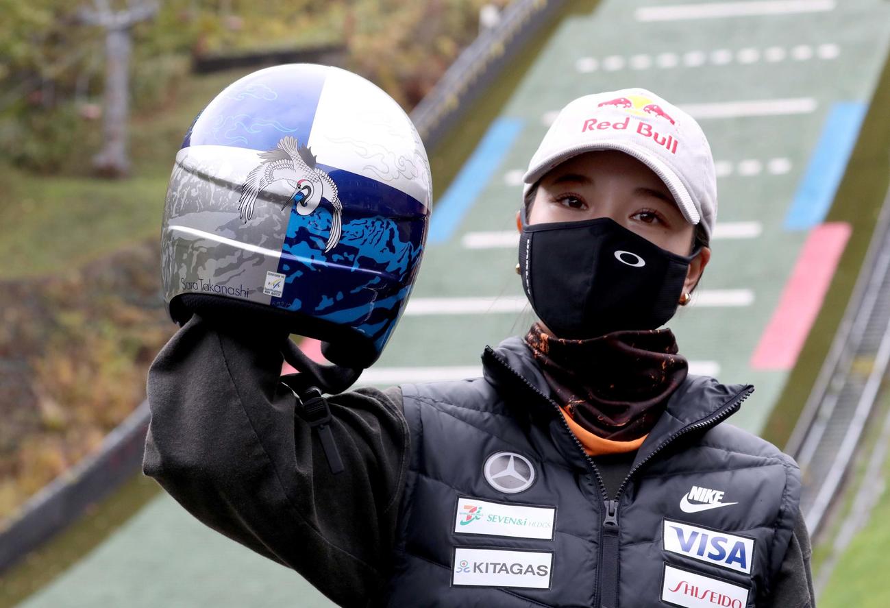 鶴が描かれた新ヘルメットを披露する高梨（撮影・黒川智章）
