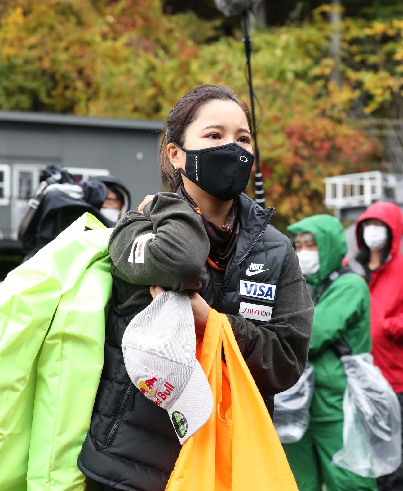 公式練習が強風で延期になり引き揚げる高梨（撮影・黒川智章）