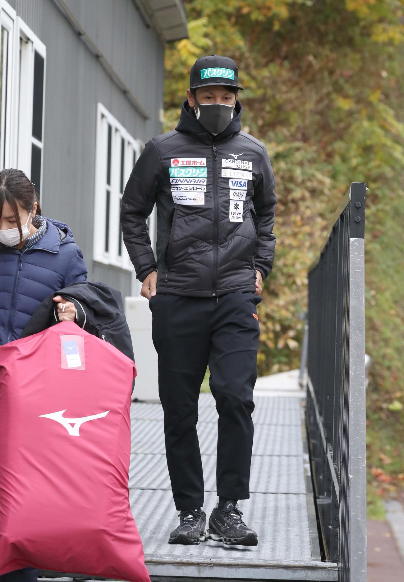 強風で公式練習、予選が延期になり引き揚げる葛西（撮影・黒川智章）