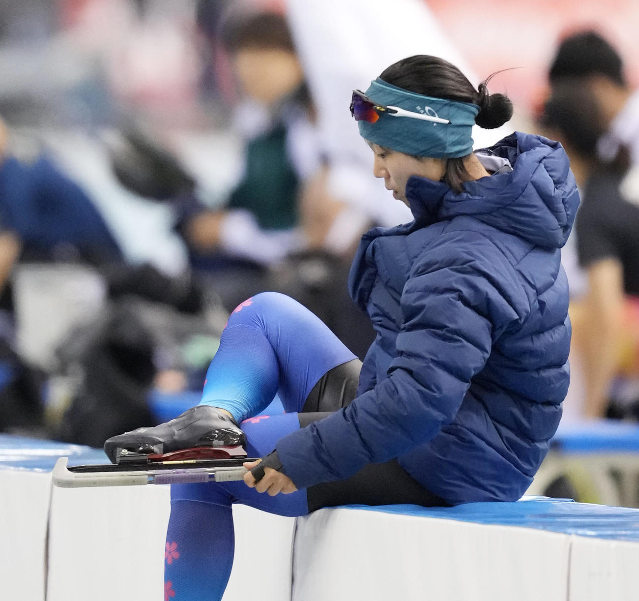 全日本スピードスケート距離別選手権大会の公式練習を終え、引き揚げる高木美（撮影・菅敏）