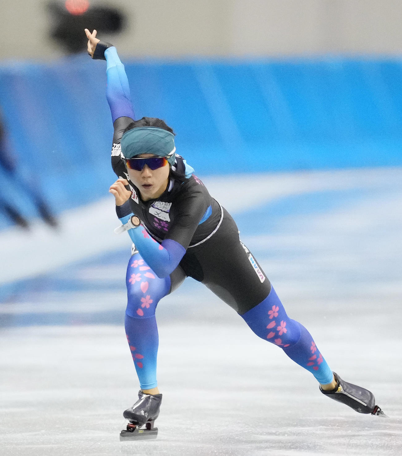 全日本スピードスケート距離別選手権大会の公式練習に参加し調整する高木美（撮影・菅敏）