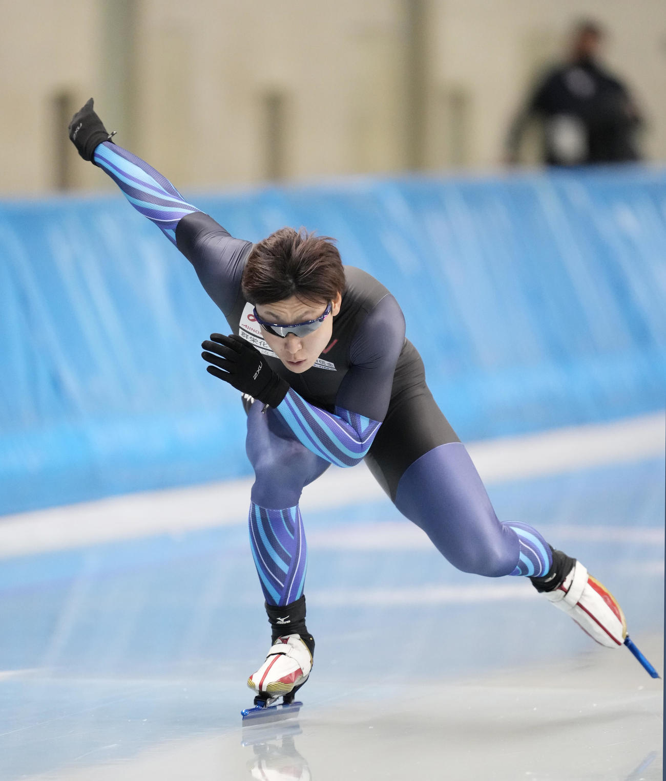 全日本スピードスケート距離別選手権大会の公式練習に参加し調整する新浜立也（撮影・菅敏）