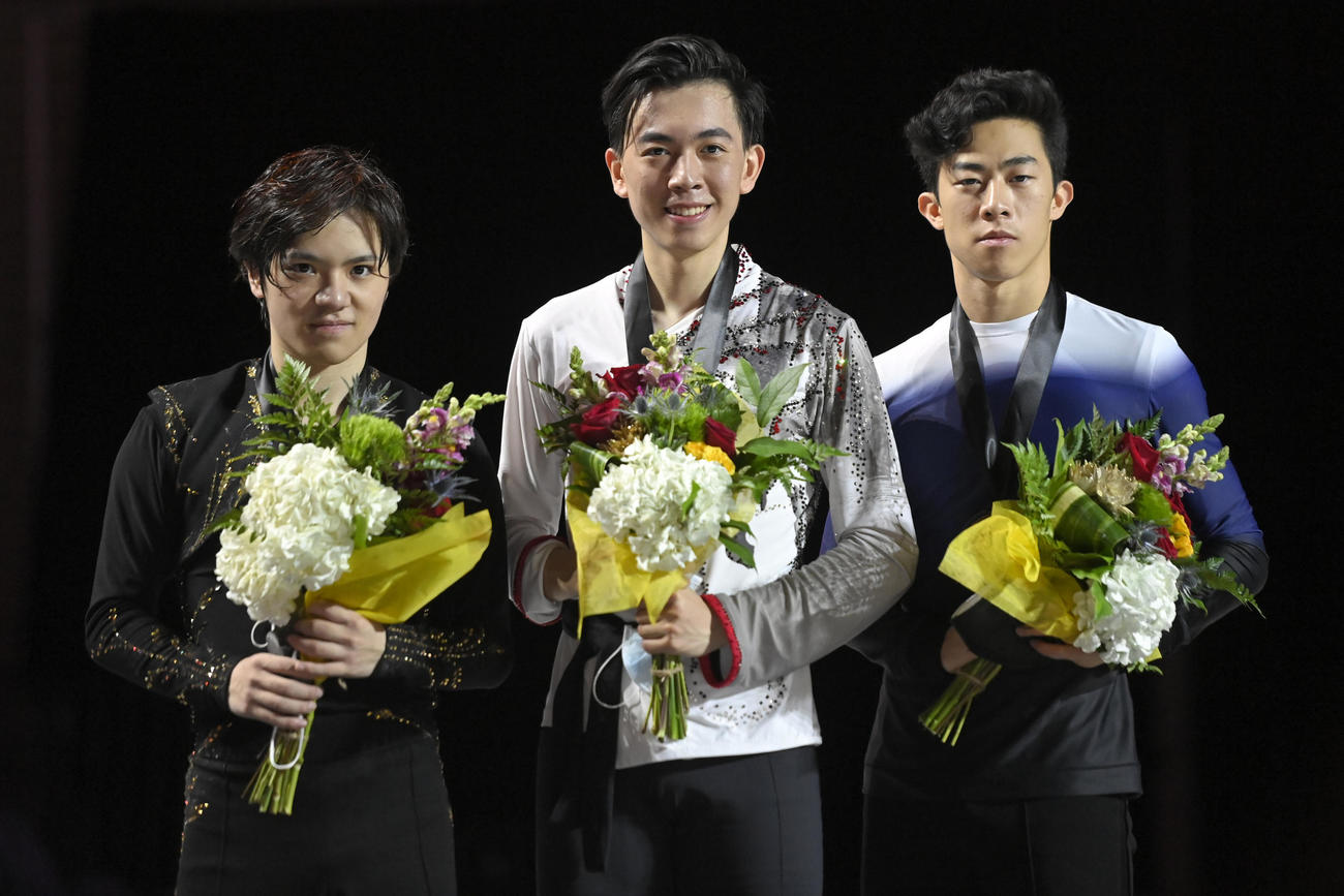スケートアメリカ、2位の宇野昌磨（左）優勝したビンセント・ジョウ（中央）3位のネーサン・チェン（AP）