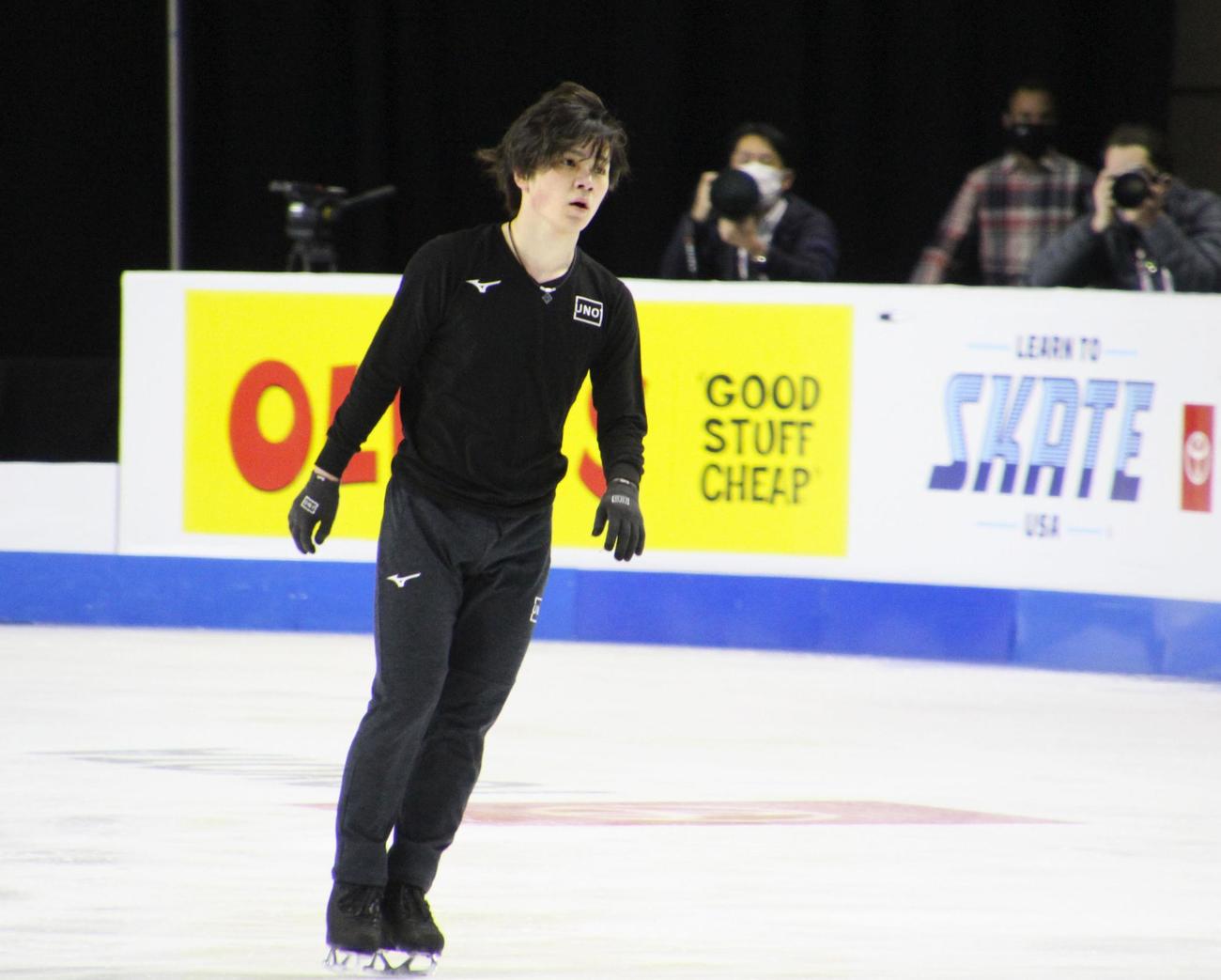 スケートアメリカの公式練習で調整する宇野昌磨（共同）