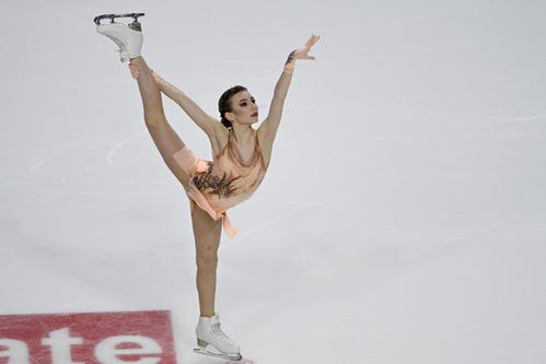 女子SP　演技を行うロシアのダリア・ウサチョワ（AP）