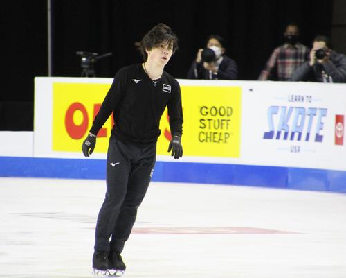 スケートアメリカの公式練習で調整する宇野昌磨（共同）