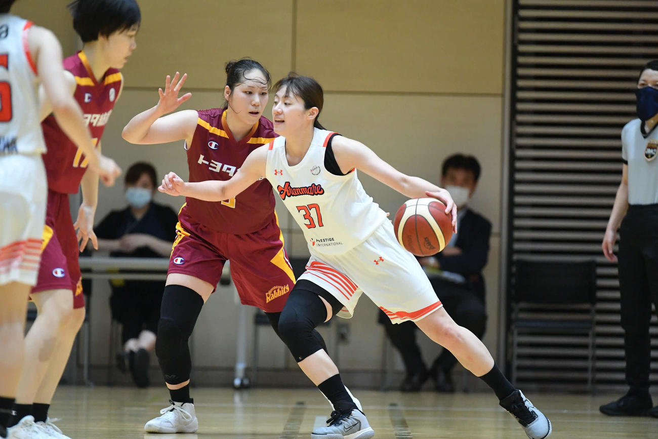 9月3日、トヨタ紡織戦でボールを保持する佐藤ひかる（C）Wリーグ