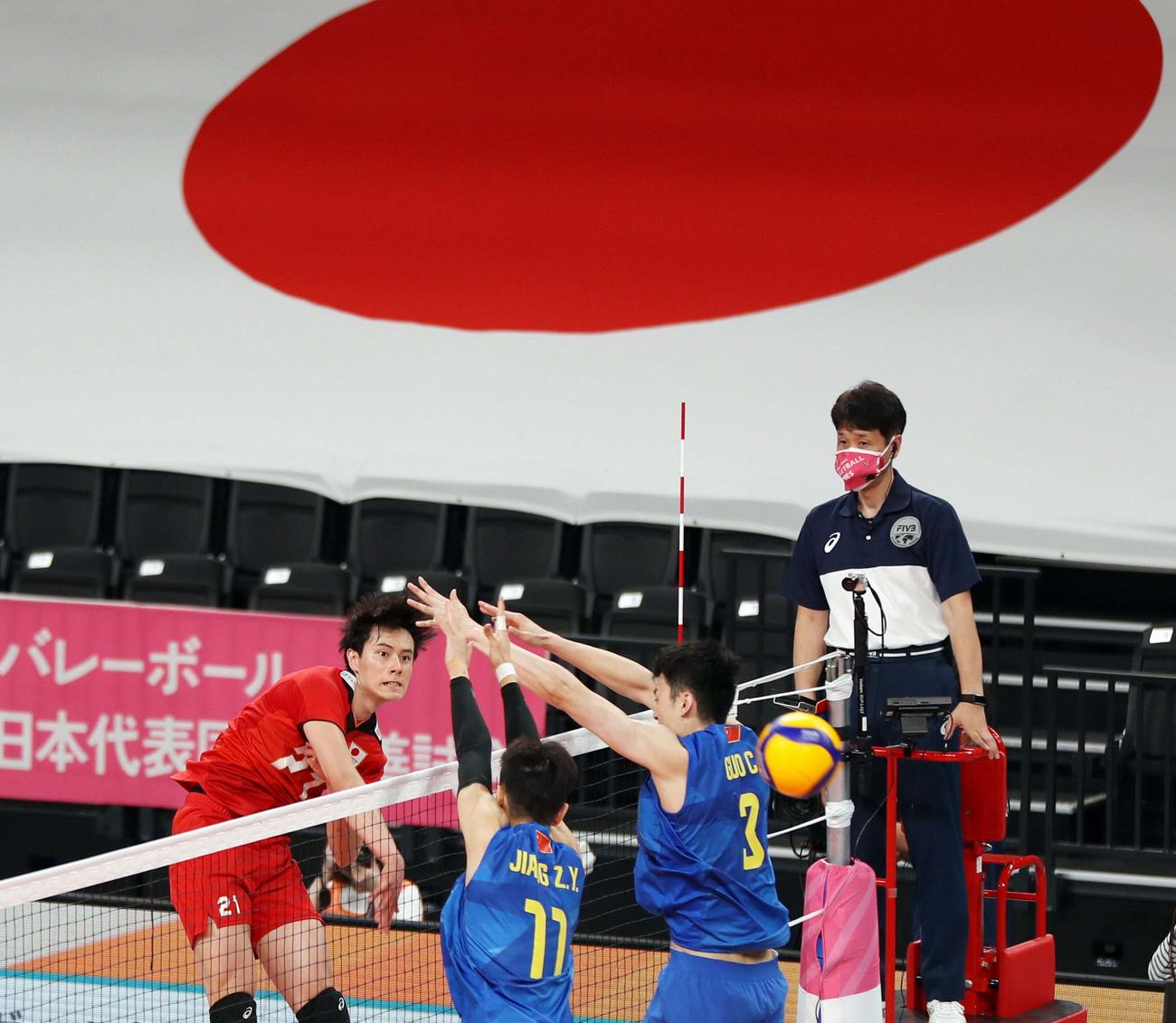 21年5月、男子国際親善試合　日本対中国　第4セット、日の丸を背に豪快なスパイクを決める高橋藍（撮影・狩俣裕三）