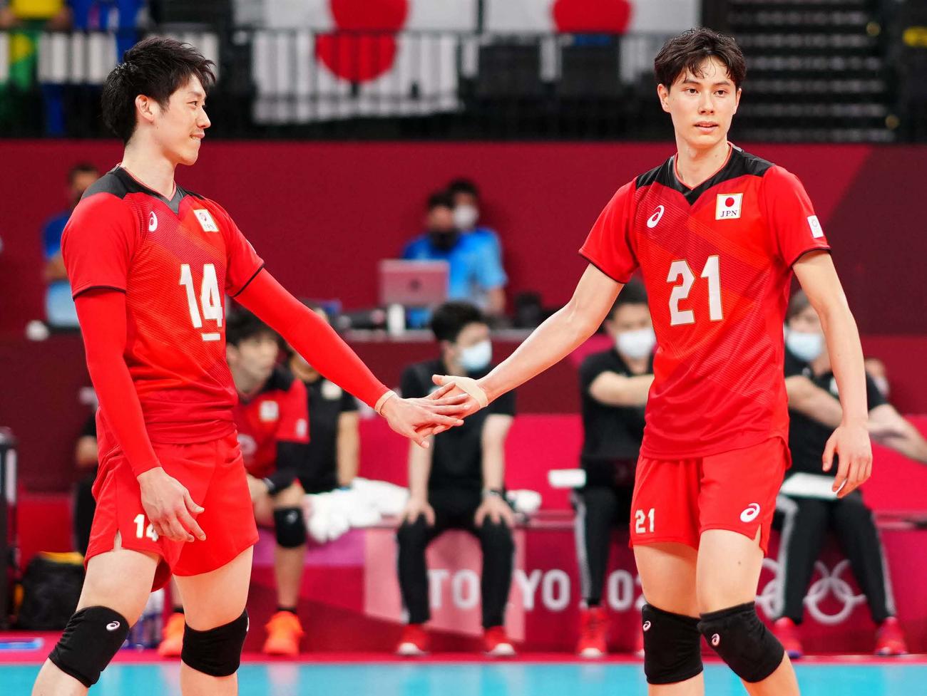 東京五輪男子準々決勝　ブラジル対日本　石川祐希（左）とタッチを交わす高橋藍（2021年8月3日）