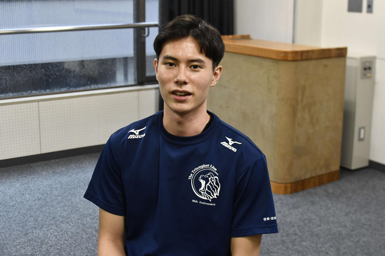 「ホテルで時間を掛けてストレッチをして、試合に向け準備する石川選手の姿が印象に残りました」と話す高橋藍（撮影・平山連）