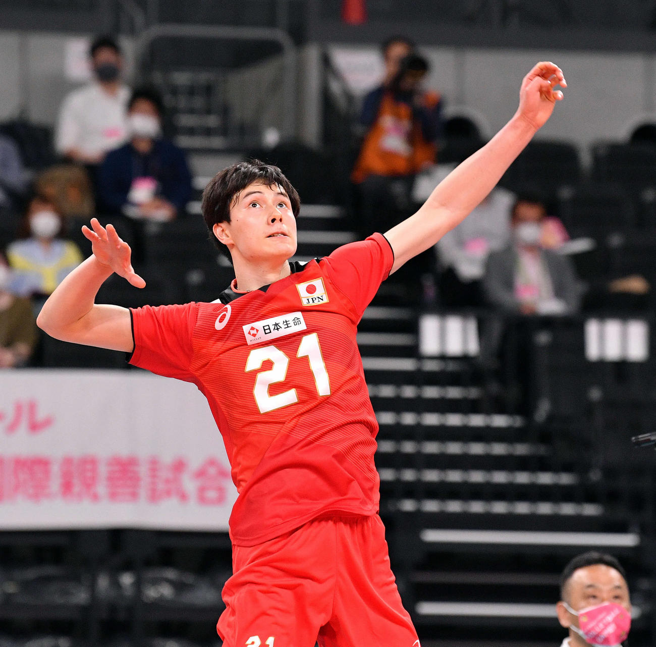 21年5月1日、男子国際親善試合第1戦　日本対中国　第3セット、スパイクを放つ高橋藍（撮影・滝沢徹郎）