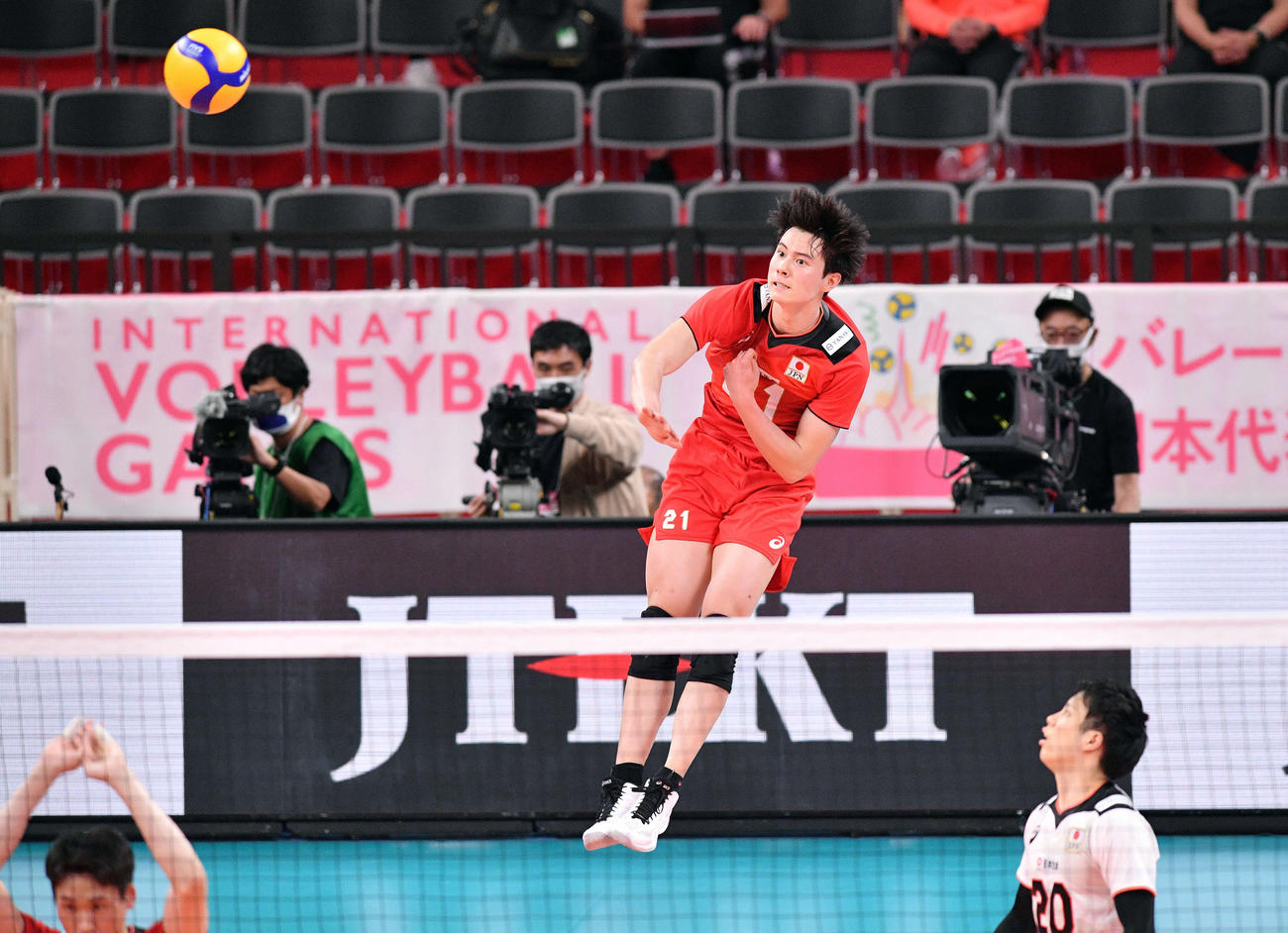 日本対中国　第4セット、サーブを放つ高橋藍（奥）（撮影・滝沢徹郎）