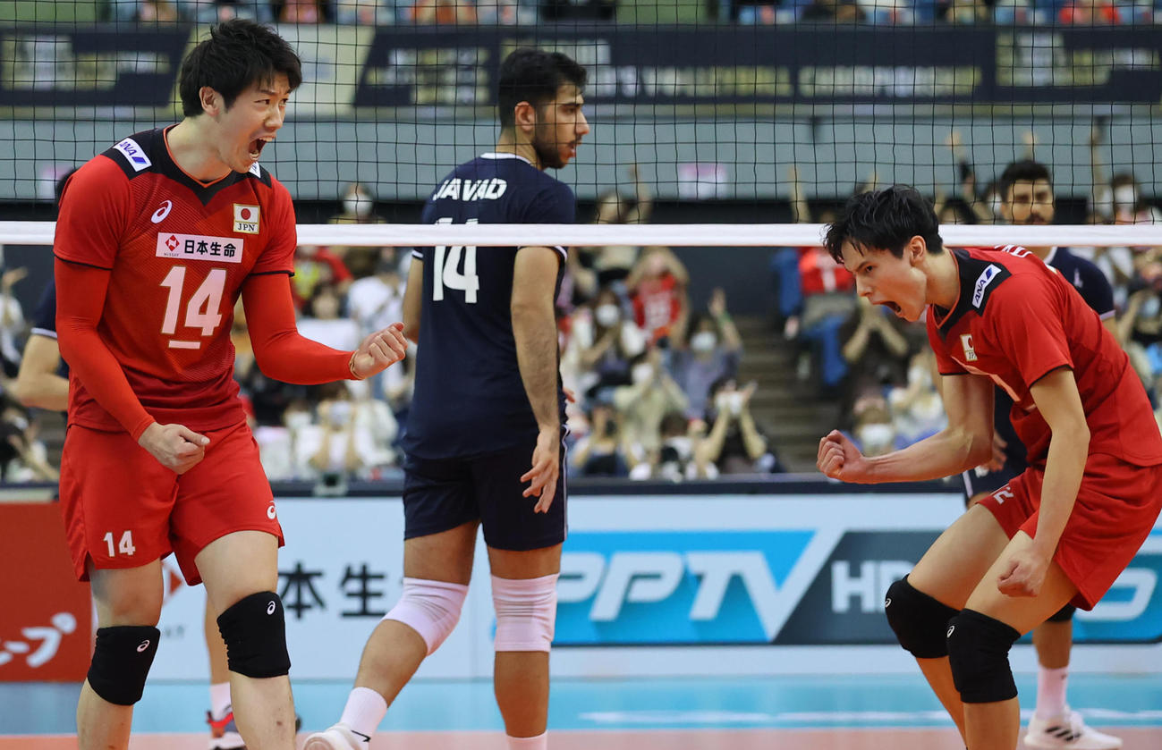 日本対イラン　第3セット、得点を奪い雄たけびを上げる石川（左）、高橋ら（撮影・垰建太）