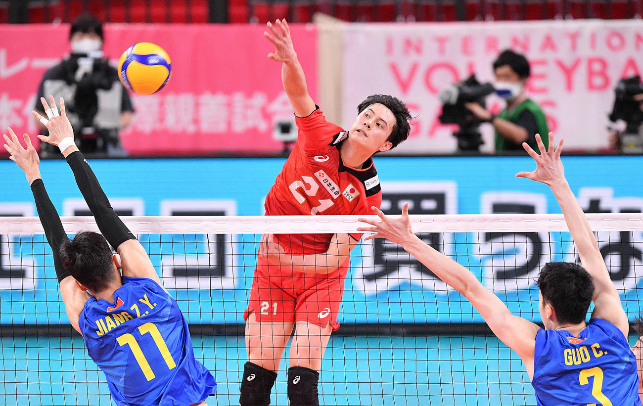 日本対中国　第4セット、スパイクを放つ高橋藍（奥）（撮影・滝沢徹郎）