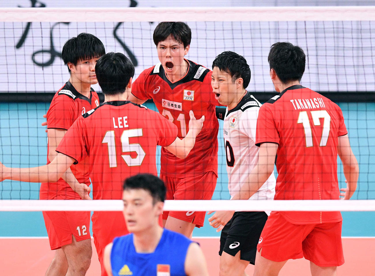 日本対中国　第4セット、ポイントを奪いさけぶ高橋藍（奥）（撮影・滝沢徹郎）