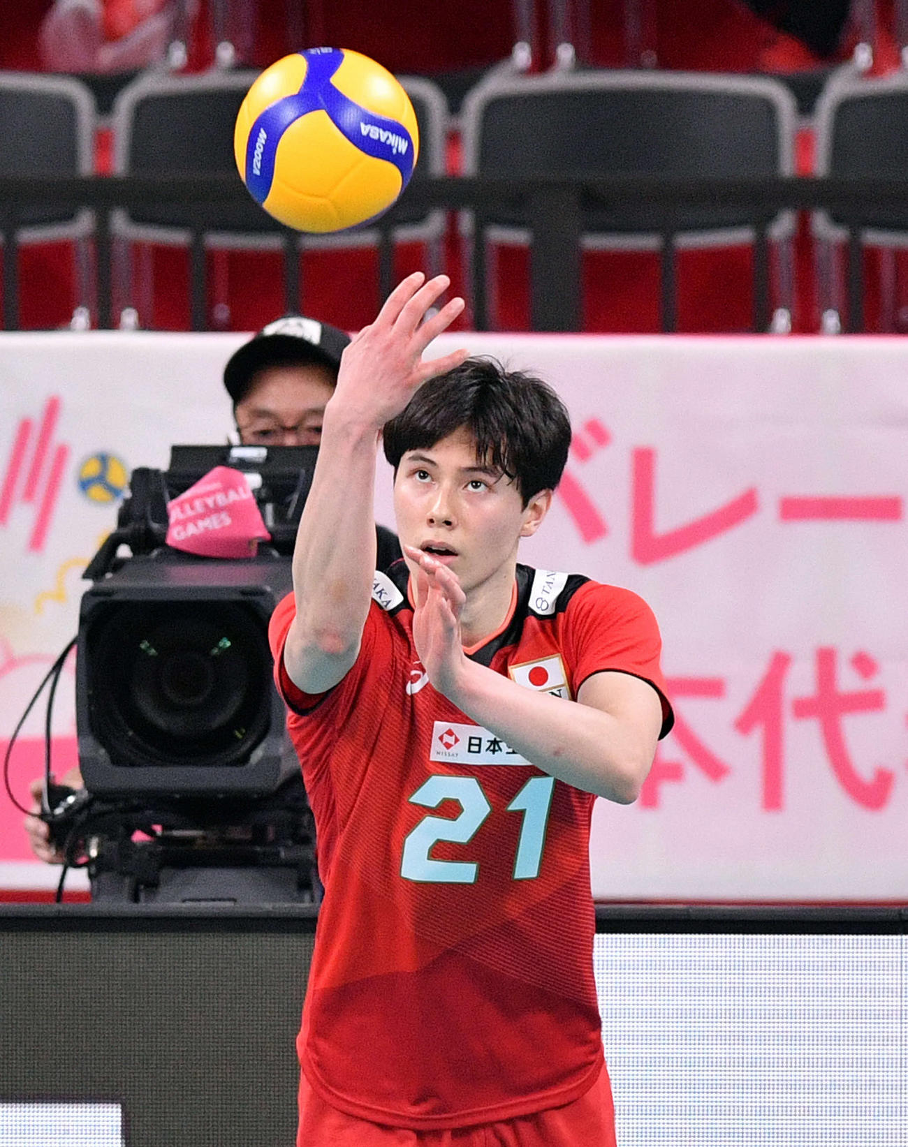 日本対中国　第4セット、サーブを放つ高橋藍（奥）（撮影・滝沢徹郎）