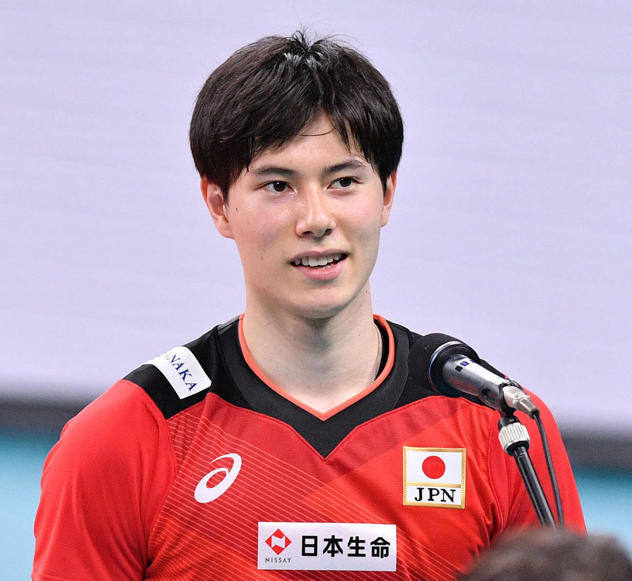 日本対中国　試合後、インタビューで笑顔の高橋藍（撮影・滝沢徹郎）