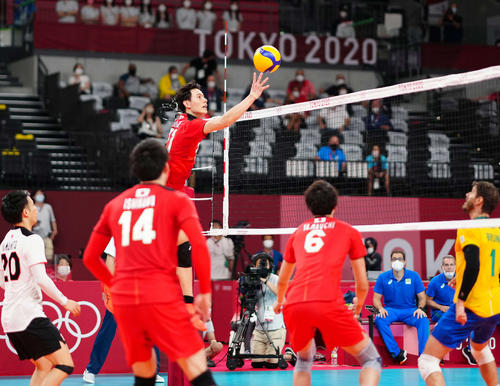 東京五輪　男子準々決勝　日本対ブラジル　ネット際のボールを押し込む高橋藍（中央奥）（2021年8月3日）