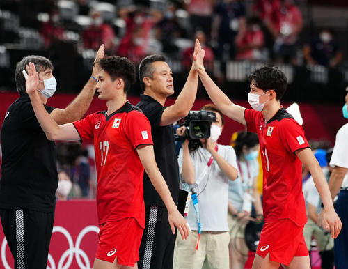 日本対ブラジル　惜しくも敗れ、中垣内祐一監督（右から２人目）とハイタッチする高橋藍（右）