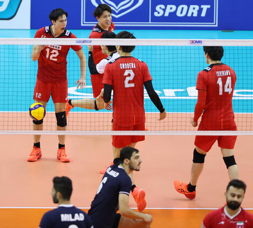 21年9月19日、第21回アジア男子選手権大会　決勝　日本対イラン　第1セット、得点を奪い雄たけびを上げる日本の高橋（左上）ら選手たち（撮影・垰建太）