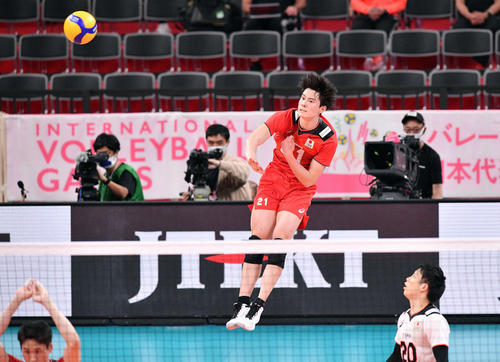 日本対中国　第4セット、サーブを放つ高橋藍（奥）（撮影・滝沢徹郎）