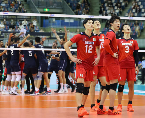 日本対イラン　第3セット、イランのチャレンジが有効となり、喜ぶイラン選手たちを背にぼうぜんとビジョンの映像を見つめる敗れた高橋藍（左）。左から3人目は石川祐希（撮影・垰建太）