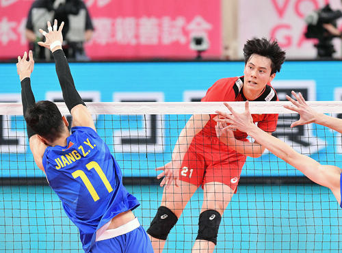 日本対中国　第4セット、スパイクを放つ高橋藍（奥）（撮影・滝沢徹郎）
