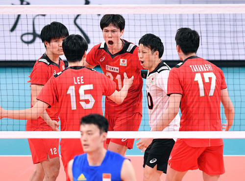 日本対中国　第4セット、ポイントを奪いさけぶ高橋藍（奥）（撮影・滝沢徹郎）