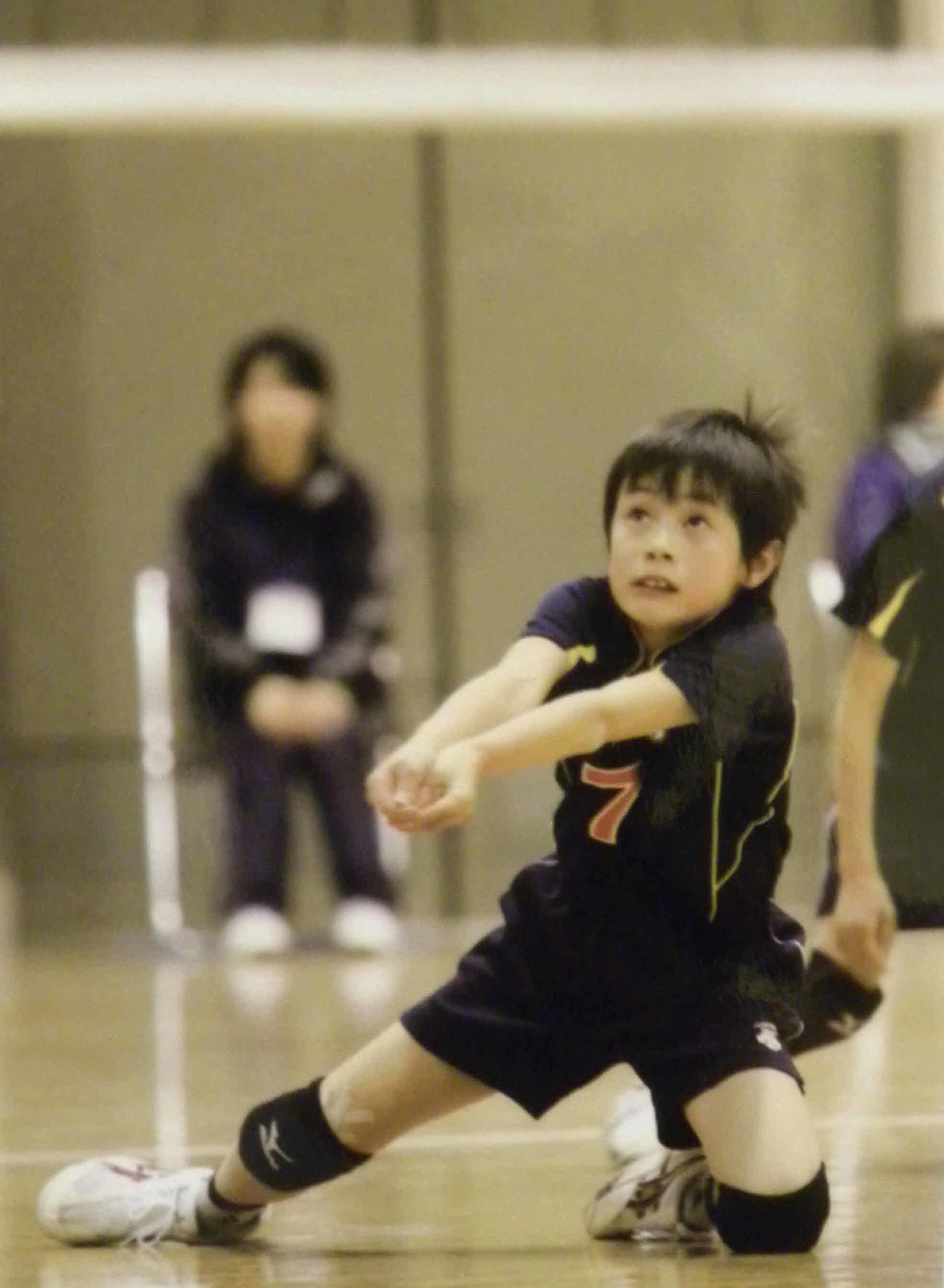 試合でレシーブする小3の高橋藍（家族提供）