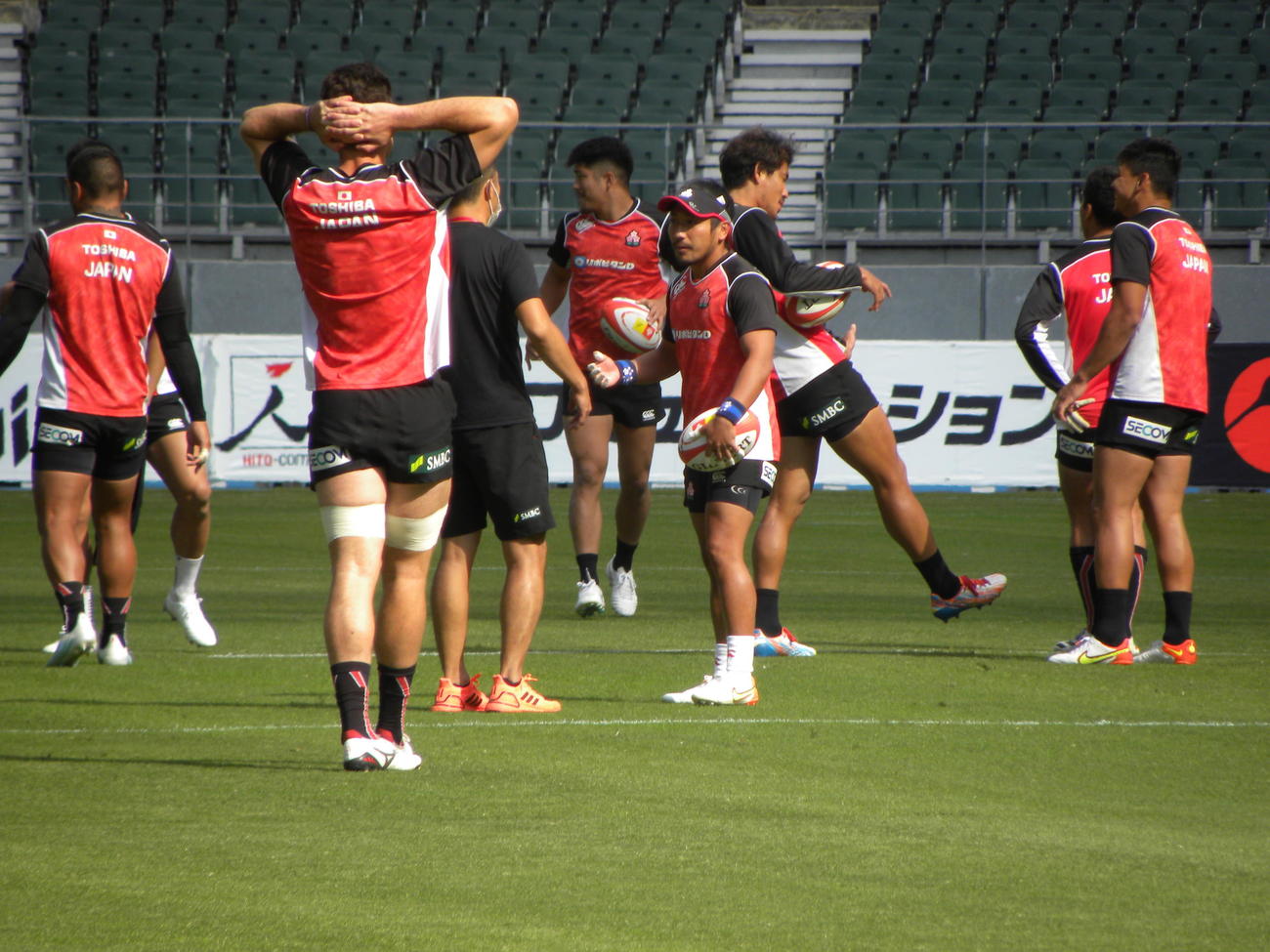 オーストラリア戦前日練習で仲間と話す日本代表SH流大（右から4人目）（撮影・松本航）