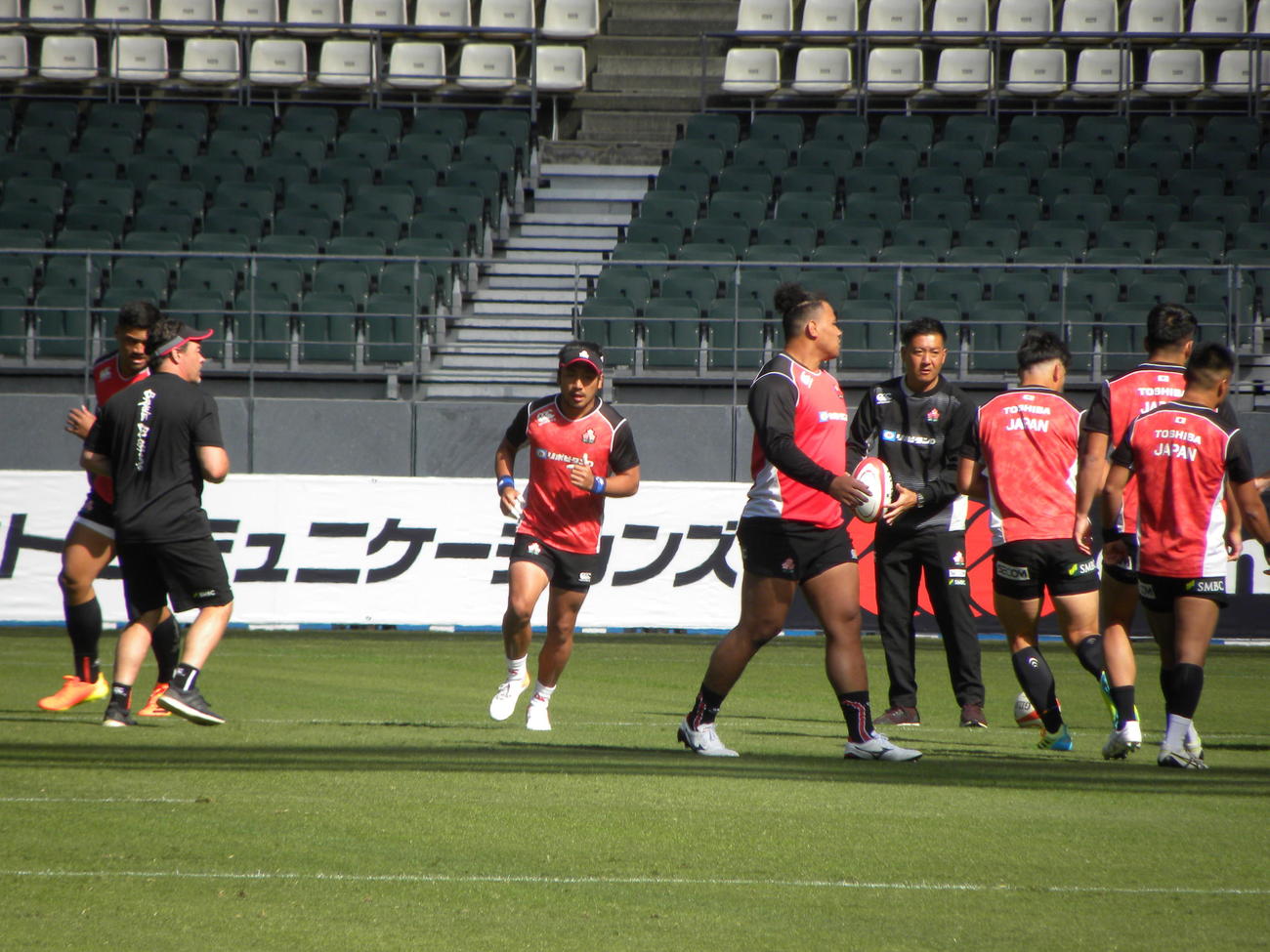 オーストラリア戦前日練習で汗を流すSH流大（左から3人目）ら日本代表の選手たち（撮影・松本航）