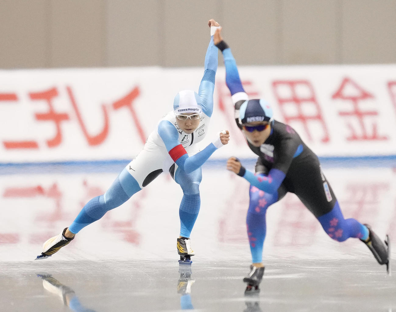 全日本スピードスケート距離別選手権大会　女子500メートルで滑走する優勝した小平（左）。右は2位の高木美（撮影・菅敏）