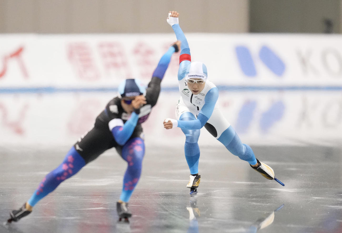 全日本スピードスケート距離別選手権大会　女子500メートルで滑走する優勝した小平（右）。左は2位の高木美（撮影・菅敏）