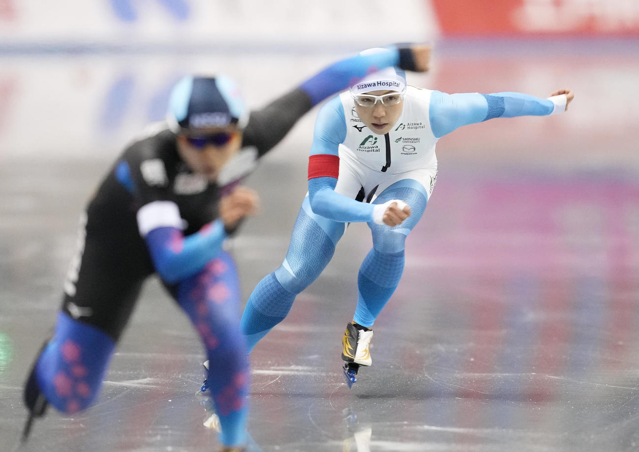 全日本スピードスケート距離別選手権大会　女子500メートルで滑走する優勝した小平（右）。左は2位の高木美（撮影・菅敏）