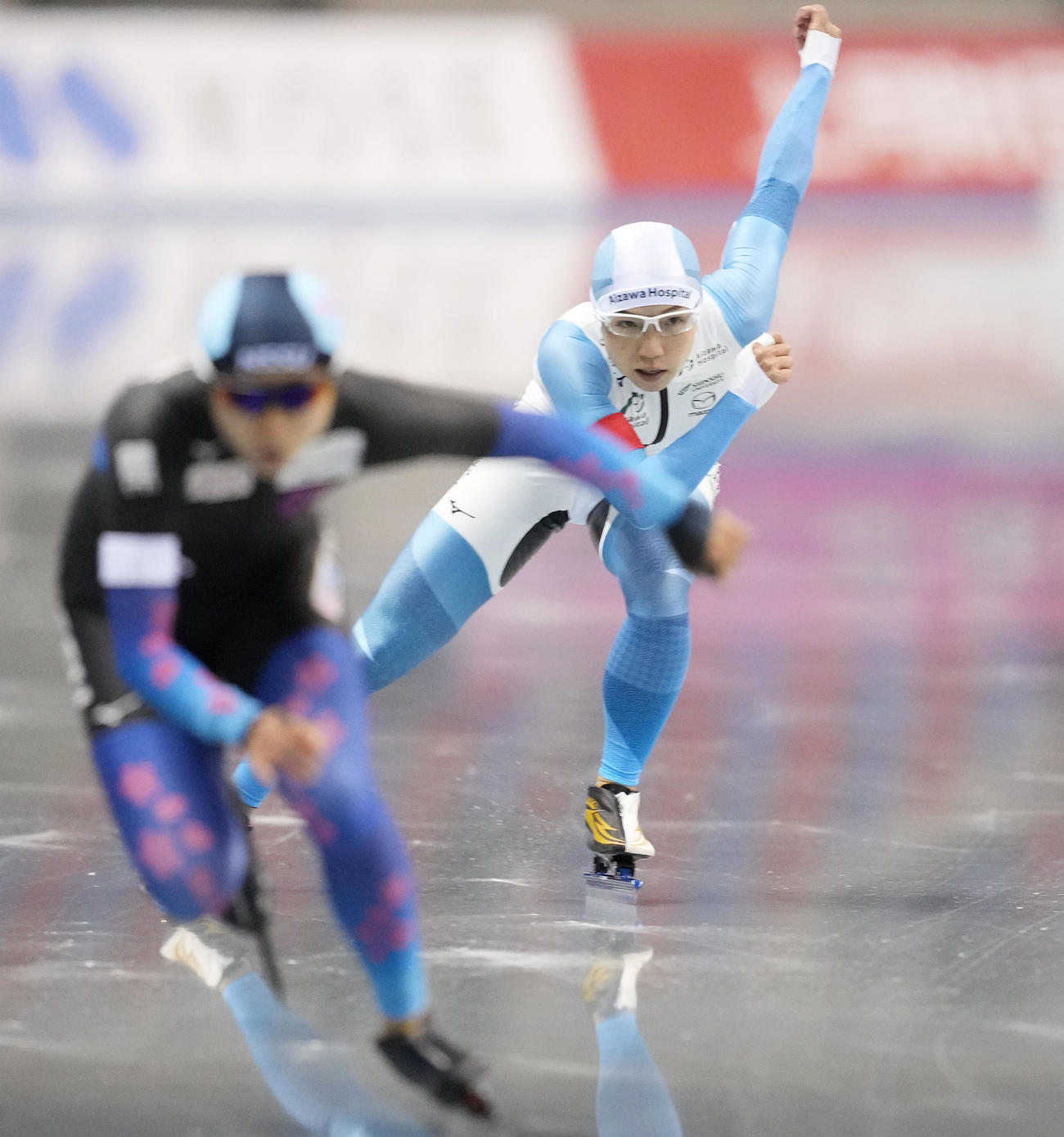 全日本スピードスケート距離別選手権大会　女子500メートルで滑走する優勝した小平（右）。左は2位の高木美（撮影・菅敏）