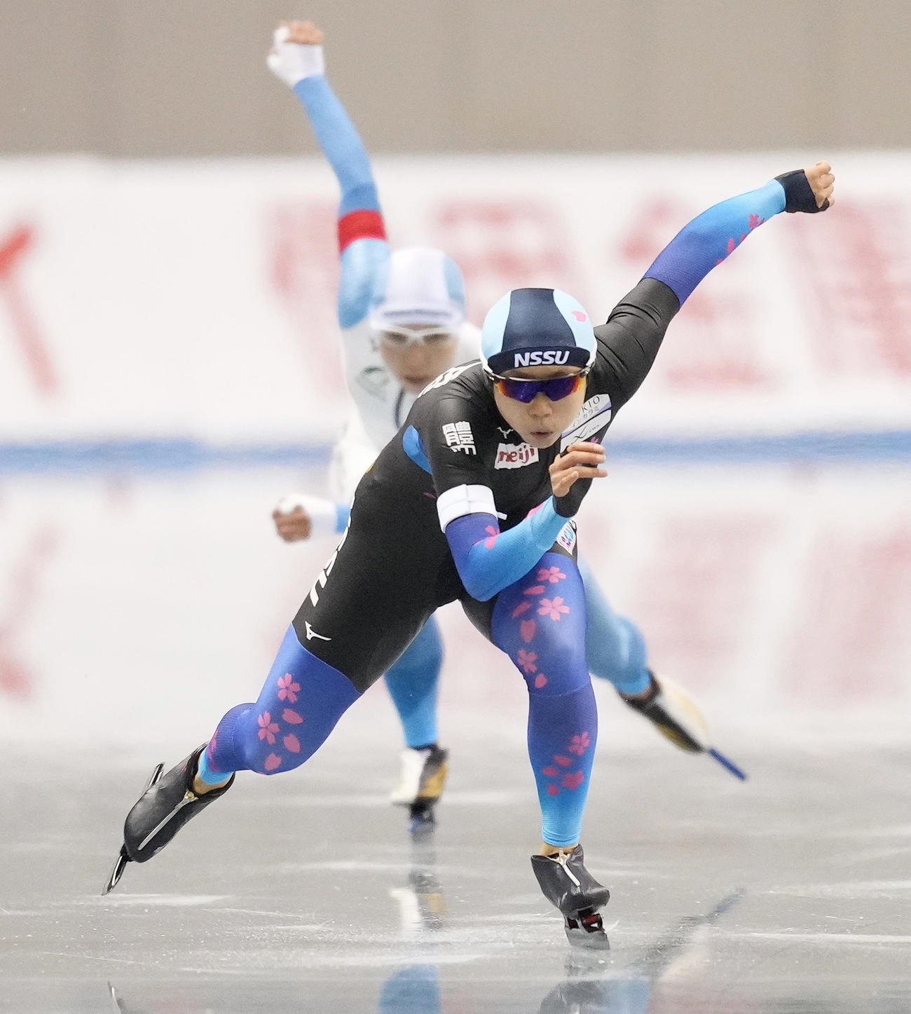 全日本スピードスケート距離別選手権大会　女子500メートルで滑走する2位の高木美。奥は優勝した小平（撮影・菅敏）