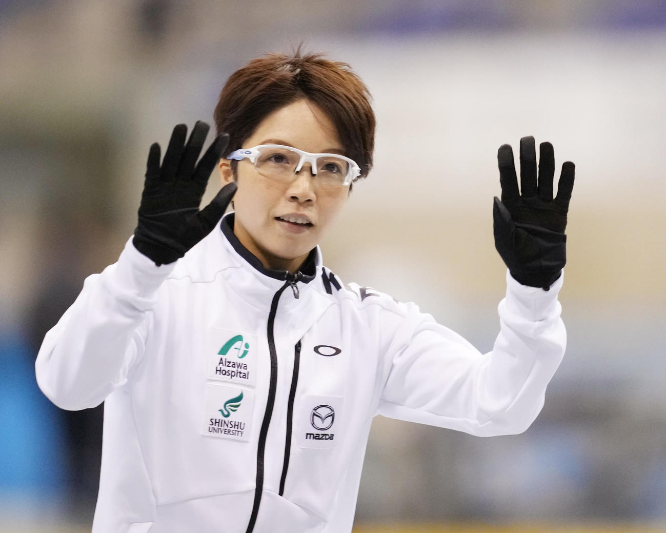 全日本スピードスケート距離別選手権大会　女子500メートルで優勝し、スタンドの歓声に応える小平（撮影・菅敏）