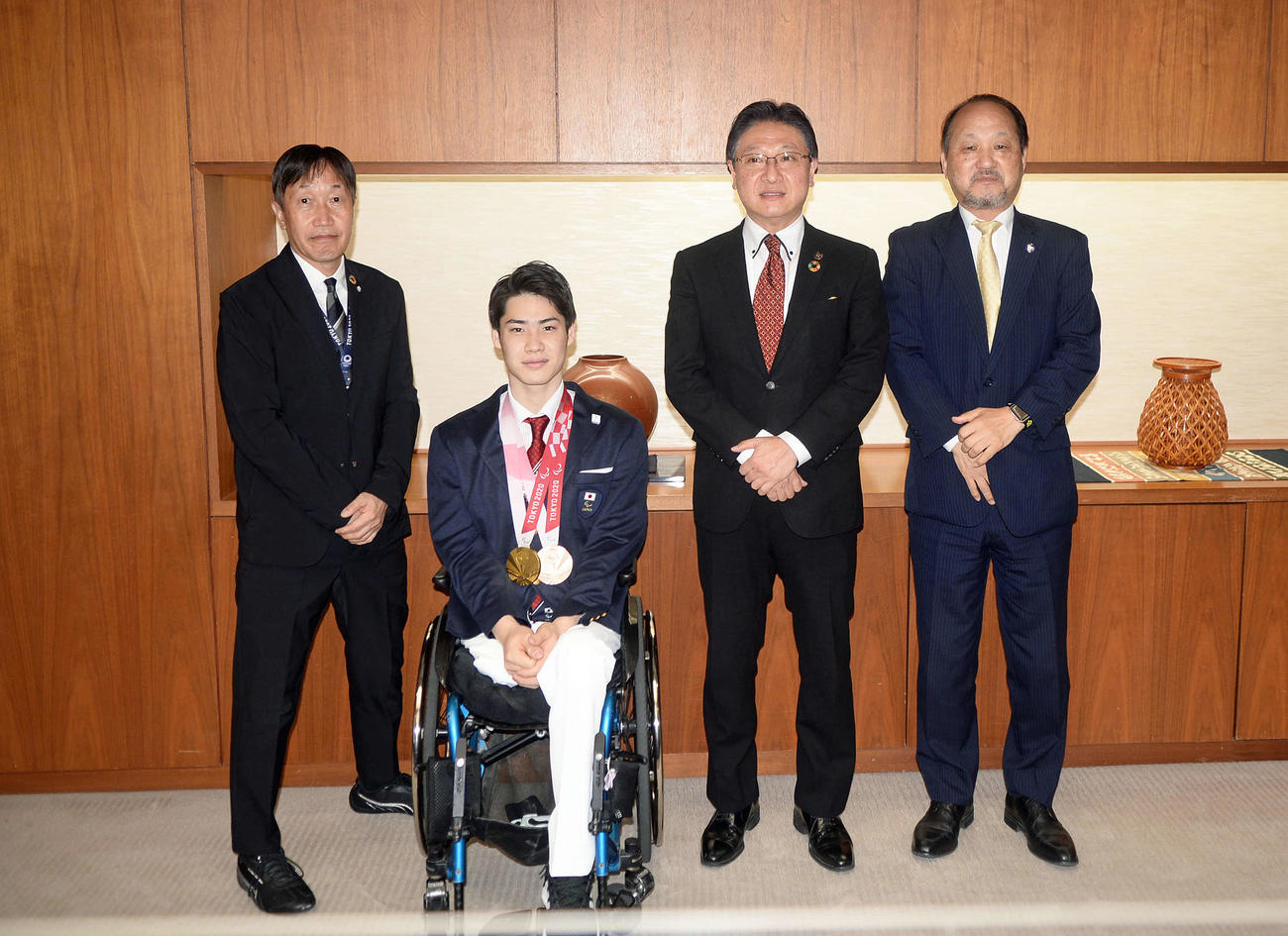 記念撮影する、右から日本障がい者バドミントン連盟の平野理事長、静岡市の田辺市長、梶原、静岡市観光交流文化局の望月局長