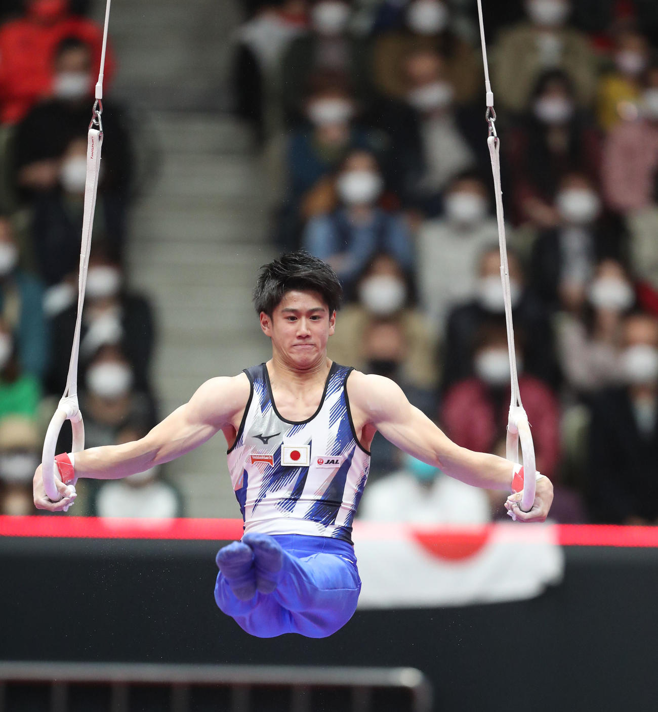 男子個人総合決勝　つり輪の演技を行う橋本大輝（撮影・梅根麻紀）