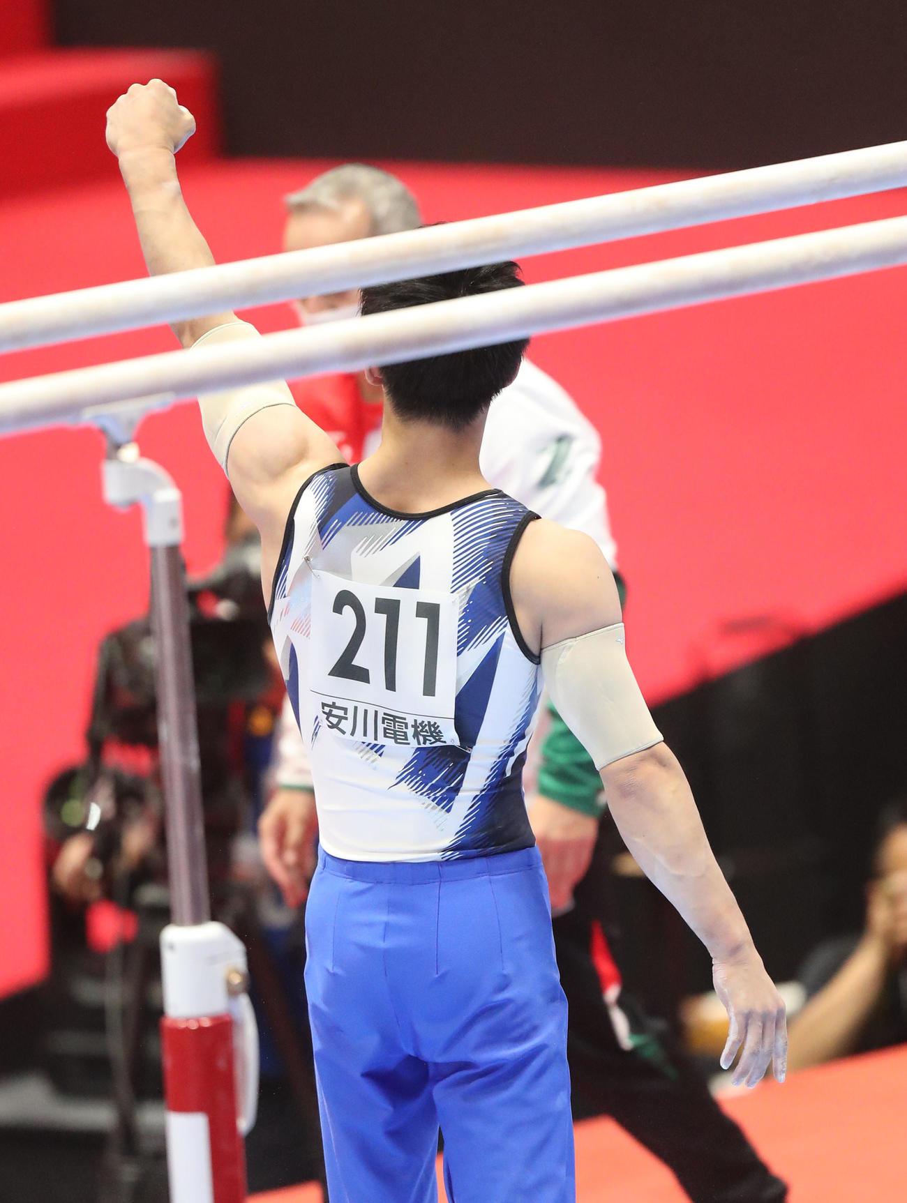 男子個人総合決勝　平行棒の演技を終えた橋本大輝はガッツポーズ（撮影・梅根麻紀）