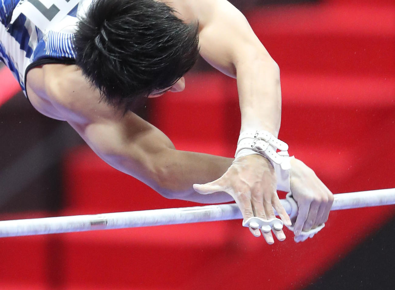 男子個人総合決勝　鉄棒の演技を行う橋本大輝（撮影・梅根麻紀）