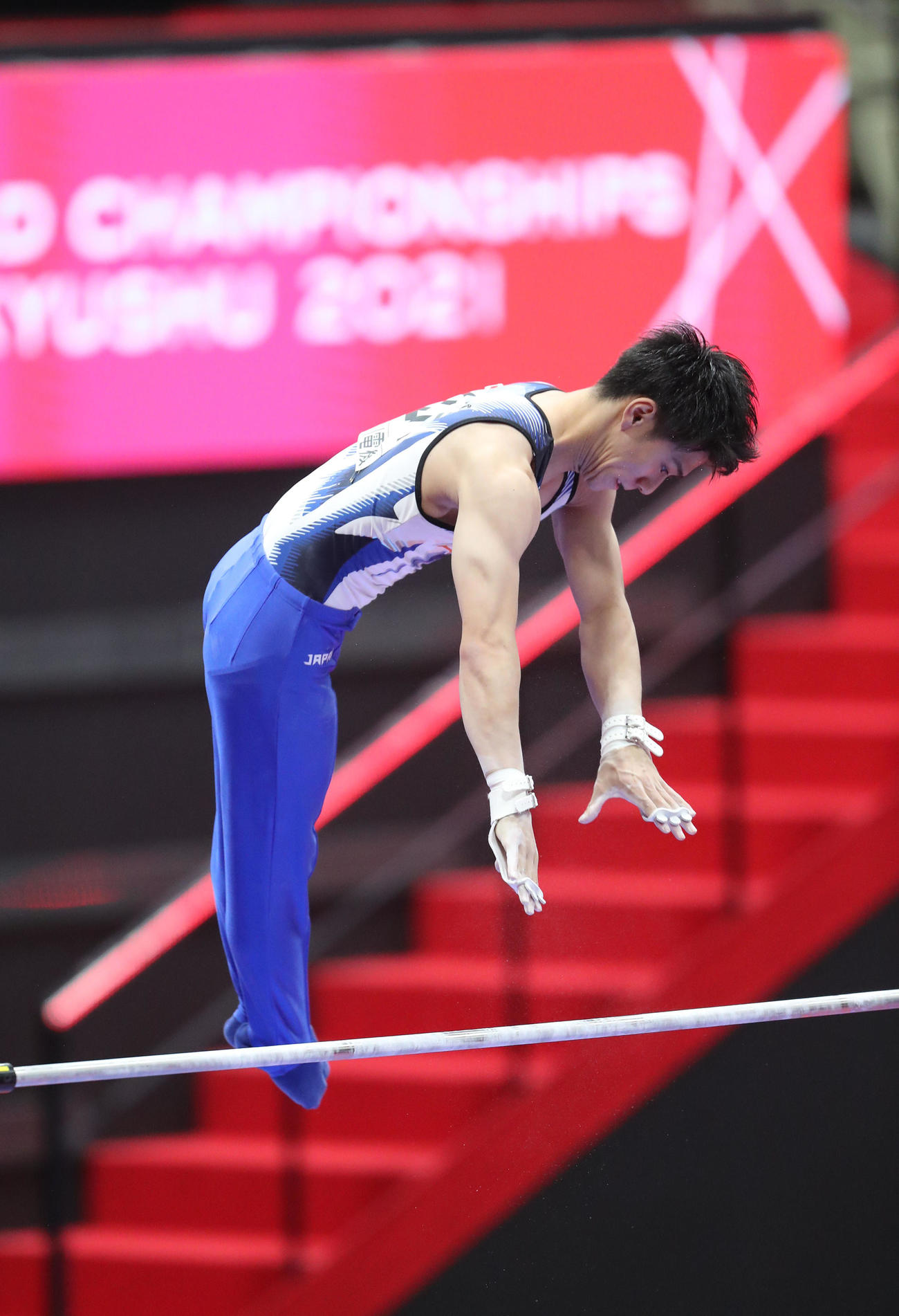 男子個人総合決勝　鉄棒の演技を行う橋本大輝（撮影・梅根麻紀）