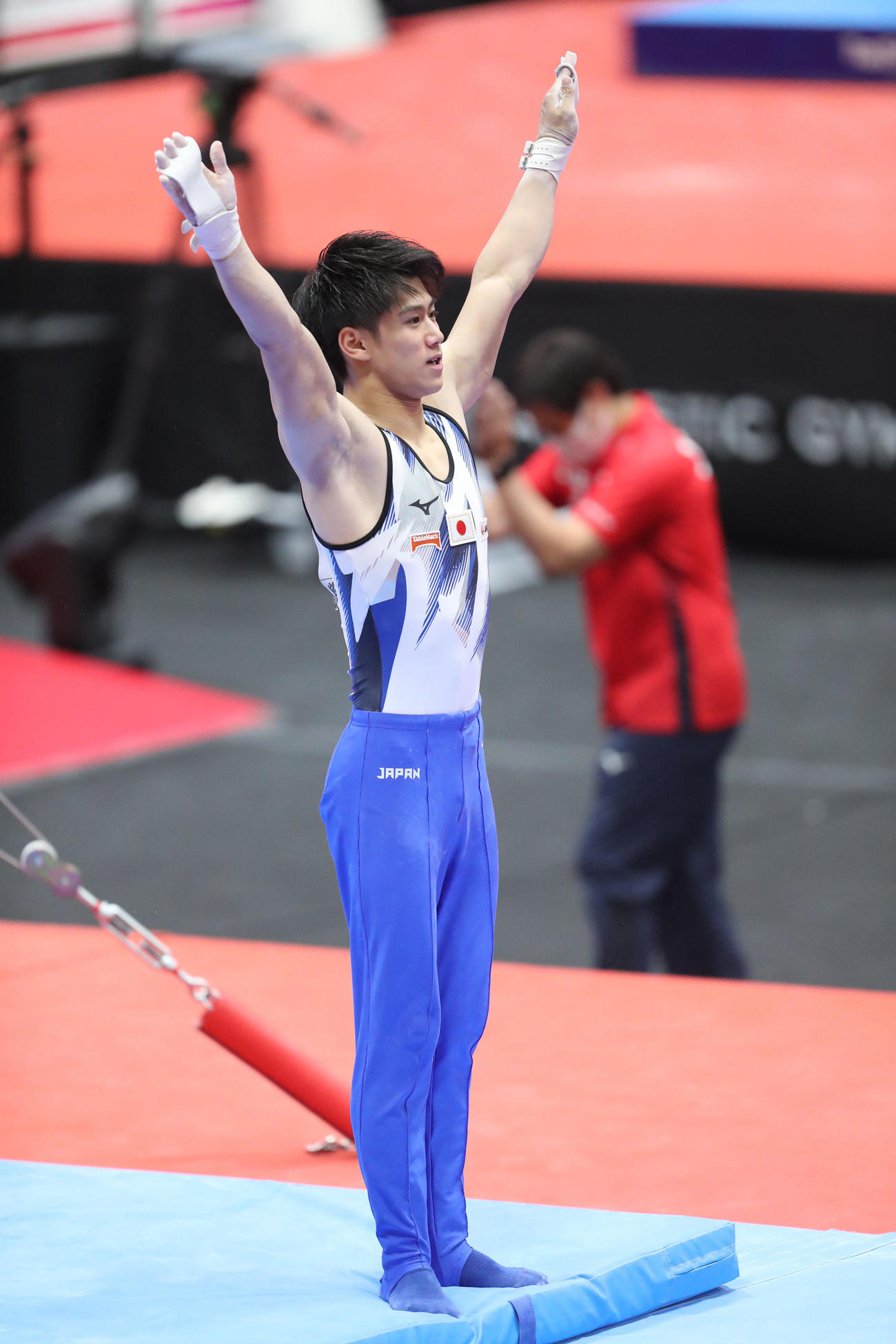 男子個人総合決勝　鉄棒の演技を行う橋本大輝、見事着地を決める（撮影・梅根麻紀）