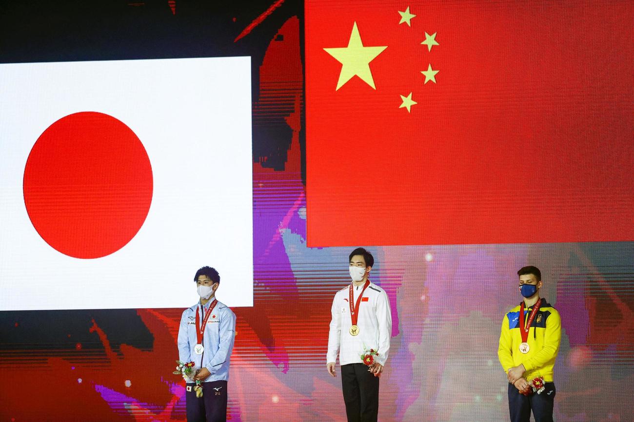 男子個人総合の表彰式。左から2位の橋本大輝、優勝した張博恒、3位のイリヤ・コフトゥン（共同）