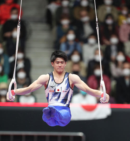 男子個人総合決勝 つり輪の演技を行う橋本大輝(撮影・梅根麻紀)